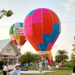 ปทุมธานี “เจ้าแรกของปทุมธานี ” เล่นว่าว ระบายสีว่าว และการแสดงบอลลูนลมร้อน หลากหลายลวดลายสีสดใส ลอยขึ้นสู่ท้องฟ้า  ณ บ้านเชือกคาเฟ่ท้ายเกาะ สามโคก ตลาดโรงเกลือท้ายเกาะ ตำบลท้ายเกาะ อำเภอสามโคก จังหวัดปทุมธานี