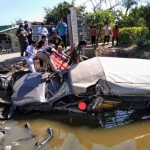 ปทุมธานี กระบะเสียหลักชนเสาไฟฟ้าตกข้างคูคลองเสียชีวิต 1 ราย