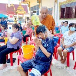 ปทุมธานี “คึกคักส่งท้ายปี” ศิษยานุศิษย์ร่วมพิธีอาบน้ำมนต์ธรณีสารใหญ่ วัดตระพัง เพื่อตอบรับสิ่งดีๆ สิ่งที่เป็นมงคลในปีใหม่ ๒๕๖๗