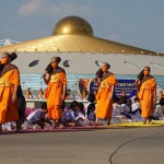 ปทุมธานี ปลื้มบุญโปรยดอกไม้ต้อนรับพระบวชใหม่ 1,140 รูป โครงการธรรมยาตราวัดพระธรรมกาย 2-31 ม.ค.