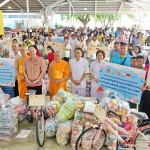 ปทุมธานี วัดพระธรรมกายร่วมกับผู้ใหญ่ใจดีมอบของขวัญวันเด็กให้ 200 ชุมชนยากไร้ถวายเป็นพระราชกุศล