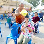 ปทุมธานี ศิษยานุศิษย์ร่วมพิธีอาบน้ำมนต์ธรณีสารใหญ่ วัดตระพัง สามโคก เพื่อเป็นสิริมงคล กันอย่างคึกคัก