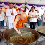 ปทุมธานี เจ้าคณะจังหวัดปทุมธานีเป็นประธาน พิธีกวนข้าวทิพย์ประเพณีมอญงานประจำปี วัดตระพัง สามโคก