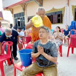 ปทุมธานี “ศิษยานุศิษย์อาบน้ำมนต์ธรณีสารใหญ่” พระครูขันติธรรมรัต เจ้าอาวาส วัดตระพัง สามโคก ในงานบุญประจำปี