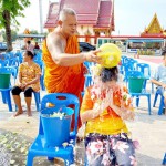 ปทุมธานี ศิษยานุศิษย์ร่วมพิธีอาบน้ำมนต์ธรณีสารใหญ่ วัดตระพัง สามโคก เพื่อเป็นสิริมงคล