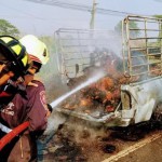 ปทุมธานี ระทึกเพลิงไหม้รถกระบะบรรทุกผ้าขนหนูเสียหายเกือบทั้งคัน คนขับหนีออกมาได้ปลอดภัย