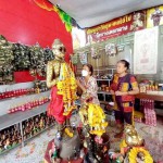 ปทุมธานี “ชาวบ้าน”ขอพรเลขเด็ดไอ้ไข่วัดบางเตยกลาง สามโคก พร้อมนำสิ่งมาแก้บนก่อนวันหวยออก