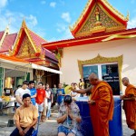 ปทุมธานี “พระครูขันติธรรมรัต”เจ้าอาวาส วัดตระพัง สามโคก อาบน้ำมนต์ธรณีสารใหญ่ให้กับศิษยานุศิษย์ เพื่อเป็นศิริมงคล