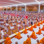 วัดพระธรรมกายจัดตักบาตรพระ-ถวายผ้าอาบน้ำฝน ประทีปโคมไฟ – เวียนเทียน สืบสานพุทธประเพณีอาสาฬหบูชาและเข้าพรรษา