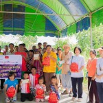 ปทุมธานี วัดพระธรรมกายรวบรวมสิ่งของบริจาคช่วยน้ำท่วมจังหวัดพระนครศรีอยุธยา