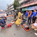 ปทุมธานี บิ๊กแจ๊สกระโดดลงรถหาเสียงช่วยคนขี่มอเตอร์ไซค์อุบัติเหตุล้มขาหัก 2 คนป้องกันรถตามมาซับซ้อน