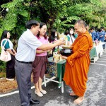 ปทุมธานี ชาวสามโคกทำบุญตักบาตรเนื่องใน “วันสารทไทย-สารทมอญ” วันแรกคึกคัก