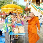 ปทุมธานี “คลื่นคนบุญตักบาตรพระร้อย” วัดตระพัง สามโคก ประจำปี 2567 กันอย่างคึกคัก