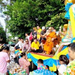 ปทุมธานี วัดบัวหลวง สามโคก จัดพิธี ทำบุญตักบาตรพระร้อย พระสงฆ์รับบิณฑบาตร 120 รูป ณ วัดบัวหลวง ตำบลเชียงรากใหญ่ อำเภอสามโคก จังหวัดปทุมธานี