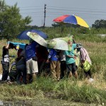 ปทุมธานี-หนุ่มรถเกี่ยวมาเกี่ยวข้าวในนาถูกไฟดูดเสียชีวิต 2 ราย