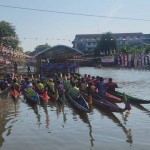 ปทุมธานี-ชาวลำลูกการ่วมบุญใหญ่ทอดกฐินทางน้ำ พร้อมชมแข่งขันเรือยาวสืบสวนประเพณี ที่วัดนังคัลจันตรี