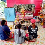 ปทุมธานี “คึกคัก”ชาวบ้านส่องเลขธูปไอ้ไข่วัดบางเตยกลาง สามโคก หวังรับโชคในวันหวยออก !!!!