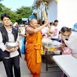 ปทมธานี “คลื่นมหาชนคนบุญ” ร่วมทำบุญตักบาตรข้าวสาร อาหารแห้ง “วันขึ้นปีใหม่ 2568 ” วัดบางเตยกลาง สามโคก กันอย่างคึกคัก