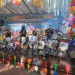 ปทุมธานี-ผอ.พิพิธภัณฑ์การเกษตรฯ นั่ง เฮลิคอปเตอร์ โปรย อมยิ้มผูกฉลากรางวัล ลงมาจากฟ้า เนื่องในวันเด็ก 2568 ปทุมธานี-ผอ.พิพิธภัณฑ์การเกษตรฯ นั่ง เฮลิคอปเตอร์ โปรย อมยิ้มผูกฉลากรางวัล ลงมาจากฟ้า เนื่องในวันเด็ก 2568