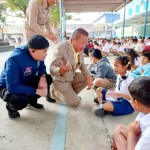 นนทบรี-ดร.ประธานชาติ นำครอบครัว”เจียวพงษ์พิพัฒน์”มอบทุนการศึกษาเด็กเรียนดีแต่ยากจน อย่างต่อเนื่องในเขตพื้นที่บางศรีเมือง ณ โรงเรียนวัดพุฒิปรางค์ปราโมทย์ ถนนท่าน้ำนนท์ ตำบลบางกร่าง อำเภอเมือง จังหวัดนนทบุรี
