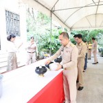 ปทุมธานี-ผู้ว่าฯ สมคิด พาหิ้วปิ่นโต เข้าวัด ทำบุญตักบาตร รักษาศีล 5 ในวันพระ