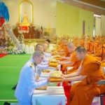 ปทุมธานี-พระบาทสมเด็จพระเจ้าอยู่หัว ทรงพระกรุณาโปรดเกล้าฯ พระราชทานผ้าไตร เครื่องไทยธรรมพระราชทาน ถวายพระสงฆ์เจริญพระพุทธมนต์พิธีสืบชะตาหลวง (แบบล้านนา) เนื่องในโอกาสวันคล้ายวันเกิดครบ 40 ปี เจ้าคุณพระสินีนาถ พิลาสกัลยาณี ณ วัดพระธรรมกายบาวาเรีย