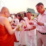 ปทุมธานี “พ่อเมืองปทุมธานี” นำพุทธศาสนิกชนร่วมพิธีเวียนเทียน เนื่องในวันมาฆบูชา ที่วัดโบสถ์ สามโคก