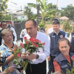 ปทุมธานี !!! ชาวบ้านรวมตัวกันขอบคุณ นายกโบว์ลิ่ง หลังจากไม่มีถนนใช้มากว่า 25 ปี ปทุมธานี !!! ชาวบ้านรวมตัวกันขอบคุณ นายกโบว์ลิ่ง หลังจากไม่มีถนนใช้มากว่า 25 ปี