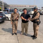 ปทุมธานี !!! พลเมืองดีเก็บกระเป๋าสตางค์หล่นอยู่ภายในปั๊มน้ำมัน ติดต่อเจ้าของกระเป๋าสตางค์มารับคืนเรียบร้อย