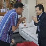 ปทุมธานี-นายกแจ๊สนำทีมคนรักปทุมและ ทีมผู้สมัคร นายกเทศมนตีเมืองบางกะดี เบอร์ 2 รดน้ำขอพร ชัช เตาปูน เนื่องใน โอกาสเทศกาลสงกรานต์