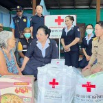 ปทุมธานี-นายกเหล่ากาชาดปทุมธานี นำทีมตรวจเยี่ยมให้กำลังใจพร้อมมอบถุงยังชีพและเงินสงเคราะห์ให้ผู้ป่วยติดเตียง ผู้ยากไร้ ผู้ด้อยโอกาส นักเรียนยากจน ผู้ประสบภัย และผู้สูงอายุที่มีอายุ 100 ปี ขึ้นไป ในพื้นที่อำเภอลาดหลุมแก้ว