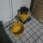 ปทุมธานี !!! หนุ่มสาวนำภาพวงจรปิดร้องสื่อชายคุ้มคลั่ง ใช้มีดบุกฟันแหลกประตูรถยนต์ ปั๊มน้ำ ขู่ฆ่า สุดงงดูบอลอยู่ในบ้าน