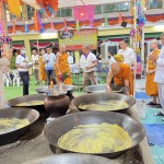 ปทุมธานี“พ่อเมืองปทุมธานี”เป็นประธานพิธีกวนข้าวทิพย์ ในงานพิธีบำเพ็ญกุศลอุทิศถวาย เจ้าพระคุณสมเด็จพระพุฒาจารย์(โต พรหมรังสี)และอดีตเจ้าวาสวัดโบสถ์ทุกรูป ปีที่ 18 ณ ศาลา การเปรียญวัดโบสถ์ ตำบลบางกระบืออำเภอสามโคก จังหวัดปทุมธานี ปทุมธานี“พ่อเมืองปทุมธานี”เป็นประธานพิธีกวนข้าวทิพย์ ในงานพิธีบำเพ็ญกุศลอุทิศถวาย เจ้าพระคุณสมเด็จพระพุฒาจารย์(โต พรหมรังสี)และอดีตเจ้าวาสวัดโบสถ์ทุกรูป ปีที่ 18 ณ ศาลา การเปรียญวัดโบสถ์ ตำบลบางกระบืออำเภอสามโคก จังหวัดปทุมธานี