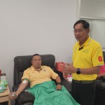 ปทุมธานี-นายกแจ๊สชื่นชมทหารถล่มต่อเนื่องให้เขมร เป็นคนขอเจรจา ก่อนนำทีมคนรักปทุมรองนายก สจ.บริจาคโลหิต ปทุมธานี-นายกแจ๊สชื่นชมทหารถล่มต่อเนื่องให้เขมร เป็นคนขอเจรจา ก่อนนำทีมคนรักปทุมรองนายก สจ.บริจาคโลหิต