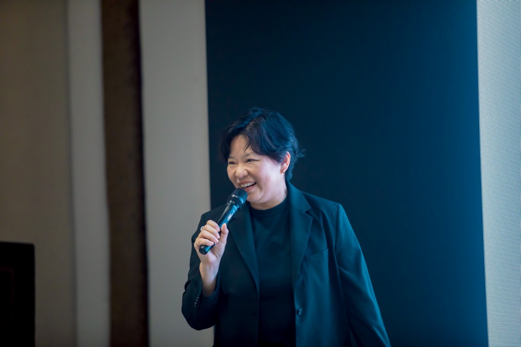 DFD01B28-C088-427B-94E4-9FD1E5E3B3A3