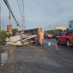 ปทุมธานี!!!รถบรรทุกแผนปูนพลิกคว่ำ ถนนซ่อมสร้าง เกี่ยวสายไฟทำไฟดับ รถติดหนัก ปทุมธานี!!!รถบรรทุกแผนปูนพลิกคว่ำ ถนนซ่อมสร้าง เกี่ยวสายไฟทำไฟดับ รถติดหนัก