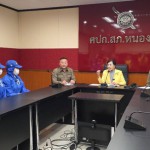 ปทุมธานี!!!แม่นักเรียนหญิงวัย 7 ขวบ 3 ครอบครัว เครียด เดินทางมาร้อง “ปวีณา” ลูกสาว ป.2 วัย 7 ขวบ 3 คน ถูกครูหนุ่มอัตราจ้าง สอนภาษาอังกฤษ อายุ 30 ปี ล่วงละเมิดทางเพศในห้องพักครูช่วงพักกลางวัน