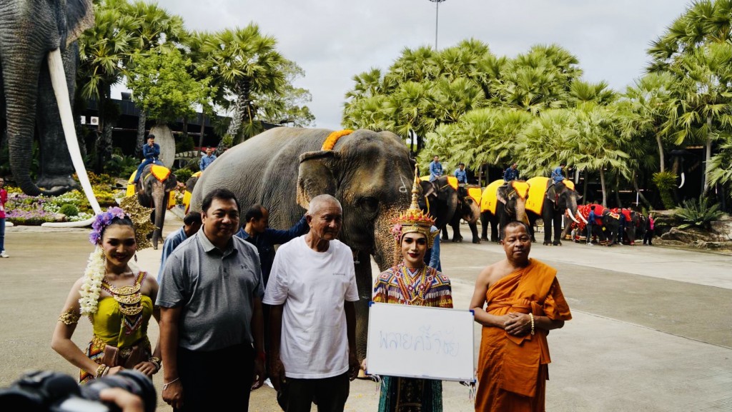 EF7B5598-4006-4EF7-BF2F-072CE8F0C9A3