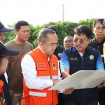 ปทุมธานี!!!ผู้ว่าฯสมคิด พร้อมนายก อบจ.ปทุมธานี ผนึกกำลังเตรียมพร้อมสู้ภัยสถานการณ์น้ำ ลงพื้นที่ตรวจสอบประตูระบายน้ำ พร้อมเยี่ยมให้กำลังใจประชาชนที่ได้รับผลกระทบ !!!