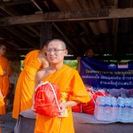 น้ำใจกลางวิกฤติพระสงฆ์พายเรือลุยน้ำท่วมมอบถุงยังชีพบรรเทาภัยชาวบ้านอยุธยา น้ำใจกลางวิกฤติพระสงฆ์พายเรือลุยน้ำท่วมมอบถุงยังชีพบรรเทาภัยชาวบ้านอยุธยา