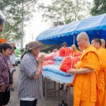 ปทุมธานี-น้ำใจหลั่งไหล วัดพระธรรมกายเปิดศาลามหาทานบารมี รับวัตถุทานช่วยผู้ประสบภัยน้ำท่วม