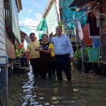 ปทุมธานี ผู้ว่าฯเป็นห่วงชาวบ้านริมแม่น้ำ ควงนายกเจี๊ยบ ลงชุมชนหน้าวัดบางหลวงริมเจ้าพระยา