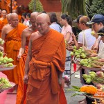 ปทุมธานี วัดสายไหมตักบาตรดอกไม้วันออกพรรษา