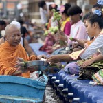 ปทุมธานี ประชาชนร่วมพิธีตักบาตรดอกบัวริมน้ำเจ้าพระยา