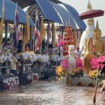ปทุมธานี ชาวปทุมร่วมขบวนเรือแห่พระมหาจักรพรรดิตักบาตรดอกบัวริมเจ้าพระยา