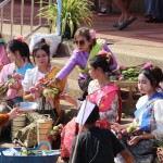 ปทุมธานี ประชาชนแห่งานบุญ”ตักบาตรพระร้อยร่วมใจถวายบัว”วันสุดท้ายเนืองแน่นริมแม่น้ำเจ้าพระยาหน้าวัดชินวราราม