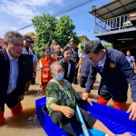 ปทุมธานี รองนายกรัฐมนตรีฯตรวจน้ำท่วมช่วยเหลือผู้ประสบอุทกภัยเขตสามโคก
