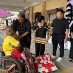 ปทุมธานี พสกนิกรร่วมช่วยกันจัดทำเข็มกลัดไว้ทุกข์ติดเสื้อแจก เพื่อแสดงความไว้อาลัย