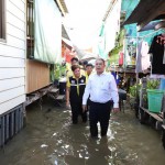 ปทุมธานี-ผู้ว่าฯเอกวิทย์ เรียกประชุมติดตามสถานการณ์น้ำในพื้นที่ปทุมธานีอย่างใกล้ชิด พร้อมลงพื้นที่อำเภอเมืองปทุมธานี มอบถุงยังชีพเป็นกำลังใจกลุ่มเปราะบางและชาวบ้านที่ได้รับผลกระทบ