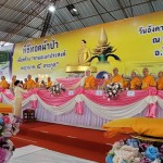 ปทุมธานี-พุทธอุทยานนานาชาติคึกคัก! วัดพระธรรมกายนำจัดพิธีใหญ่ทอดผ้าป่า-จุดโคมลาน สืบสานประเพณีออกพรรษาที่โพนพิสัย